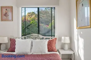 Mountain Views- SO close to restaurants & shopping, pet friendly - Image 4