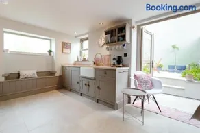 The Lime House: Rustic Cliftonwood Abode - Image 4