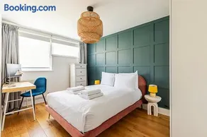 Stylish Islington Garden Flat Sleeps Four - Image 1