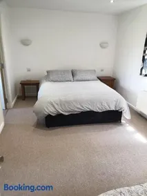 6 Bedroom House For Corporate Stays in Kettering - Image 2