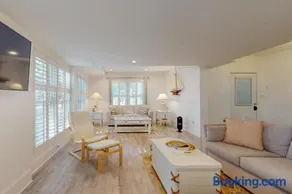Dog-friendly, 8 minutes to beach with shared pool, covered patio, & big backyard - Image 2