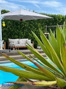 Guest house with private pool & jacuzzi - Image 3
