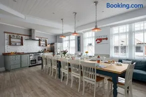Opposite the beach, hot tub & sauna, sleeps 16 - Image 5