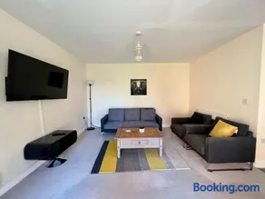 Spacious 2-bedroom house with free parking - Image 5