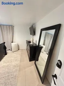 Aura Stays -Cozy Queen Room - Shared Bathroom- Self Check in-NEAR EWR - Image 3