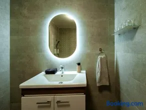 Amazing luxury Maisonette with back patio and free parking - Image 3