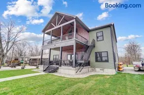 Green Diamond Retreat - Epic Lakefront Oasis for 30, 6BR, Boat Slip, Kayaks - Image 4