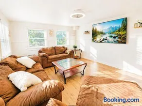Treeview - Cozy 2 BR Apt ~1 hr from NYC Fast Wi-fi - Image 1