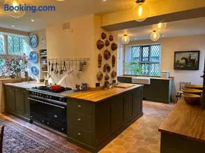 Pentrehobyn Hall sleeps 18 - Image 2