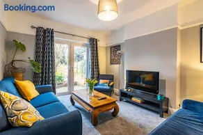 Lovely 4BDR home- Off street parking sleeps 7 - Image 2