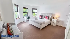 Promo Rate - Crouch End 4-Bedroom Home with Balcony & Parking near Alexandra Palace by Staylio London - Image 2