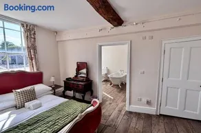 Gwynne House - Historic Riverside Rooms & Apartments in Hereford City Centre, Sleeps 1-16 - Image 2