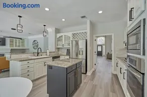 Woodlands Contemporary 4BR3Bath with heated Pool and Spa - Image 2