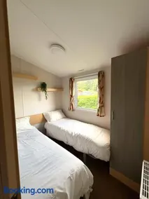 Peaceful 8-Berth Caravan Retreat Pet Friendly - Malvern View Holiday Park - Image 4