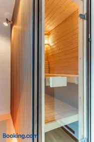 Luxury Harbour Apartment with Sauna and Jacuzzi - Image 1