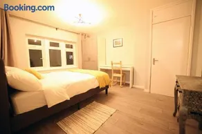 Bath City Skyline Spacious 3 Bed House for family - Image 5