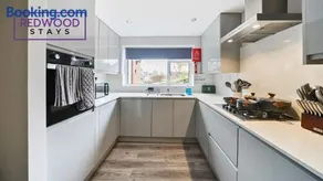 3-Bedroom Serviced House, Free Parking for 2 Cars, Free WiFi By Redwood Stays - Image 2