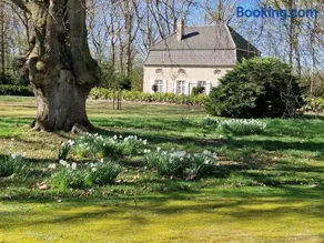 Charming villa in the heart of a historic estate - Image 5