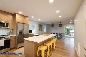 Walk to Harborside Sleeps 16 Boat Trailer Parking - Image 1