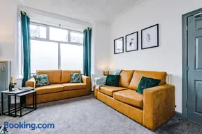 Spacious 4-Bed House in Crewe by 53 Degrees Property, Long-term discounts, Ideal for Contractors - FREE Parking - Sleeps 8 - Image 4
