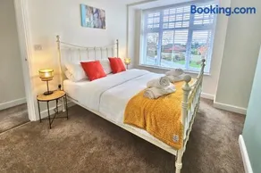 Cosy yet spacious, 3BR, Parking, Village Location - Image 3