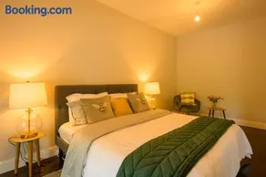 The Stone House Sleeps 10 with Parking - Image 2