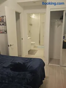 Spacious Master Ensuite bedroom w queen bed only - Image 2
