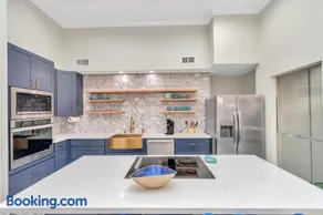Modern Accessible Houston Gem Jacuzzi & Air Hockey 6Beds - Image 1