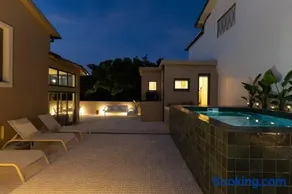 Canopy House by Portgual Active I Heated Pool - Image 4