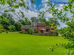 The Owl House with swimming pool and private hot tub - Image 3