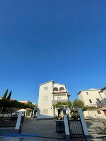 Agréable appartement de vacances avec barbecue | Vue jardin | À côté de la plage - Image 2