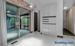 Cheerful 4 bedroom bungalow with indoor fireplace - Image 5