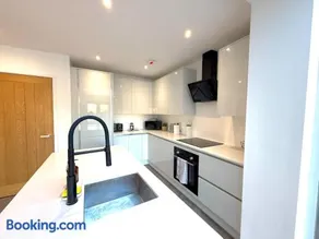 Spacious & Stunning 5 Bed Cheltenham Home - Image 4