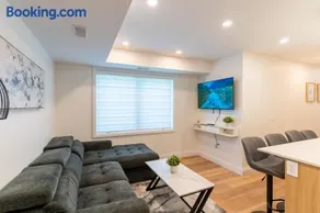 Prime Location Modern 2BR Kitchener - Image 1