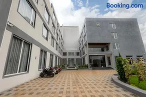 Maniratnam Hotel And Resort - Image 2