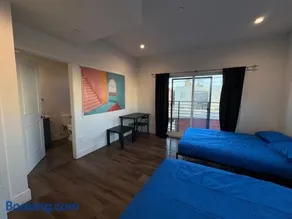 Blue Central Stay Near USC, BMO Stadium & Downtown LA - Image 3