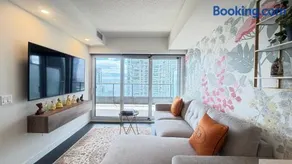 Toronto Luxury Lakeview Suite Step to CN Tower Huge Balcony - Image 1