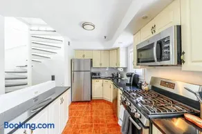 Modern 3BR Townhouse with Private Rooftop & Parking Minutes to NYC - Image 4