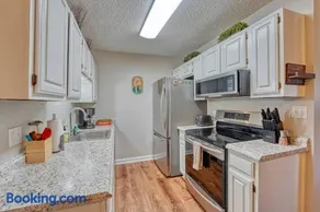 Riverfront family-friendly condo - Image 2
