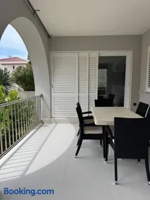 Isla Lux Apartment - Image 2