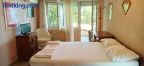 Spacious guesthouse with garden and seaview - Image 1