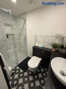 Lux Private Entrance 1 bed Studio - Free Parking - ideal for COOP Live, MCR City Centre, Salford Royal Hospital & Buile Hill Mansion wedding venue - Image 3