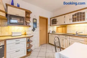 Großzügiges Apartment mit Grill und Garten - Image 2