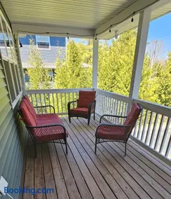 Lawler Guest House - Green - Image 4
