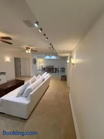 2-Bedroom 2-Bathroom ThePALACE at Univ of Oregon Campus on I-5 Freeway near Hayward Field and Autzen Stadium! FREE WiFI & NEW Washer and Dryer and BBQ on Patio! Almost 2000 square foot all to yourself!! - Image 1
