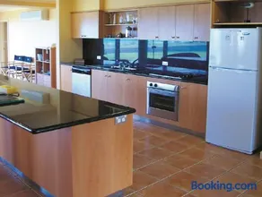 Horizons Beachfront Apartment - Image 3