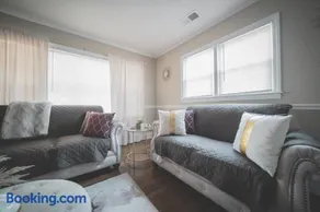 Spacious Pet Friendly 4BR Near Uptown CLT Novant - Image 4