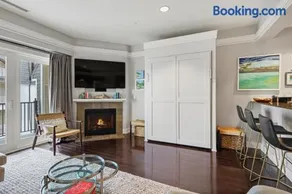 Experience comfort in King Suite 357, a cozy Bay Harbor retreat for 6. - Image 1