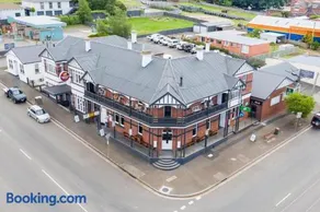 Lords Hotel - Image 1