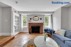 Cozy Cottage House - Pool & Hot Tub - Image 2
